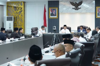Menag Nasaruddin Umar dan Sekjen Kamaruddin Amin Memberikan Arahan Pada Rapat Rutin Internal yang Digelar di Kantor Kementerian Agama, Jakarta.