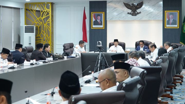 Menag Nasaruddin Umar dan Sekjen Kamaruddin Amin Memberikan Arahan Pada Rapat Rutin Internal yang Digelar di Kantor Kementerian Agama, Jakarta.
