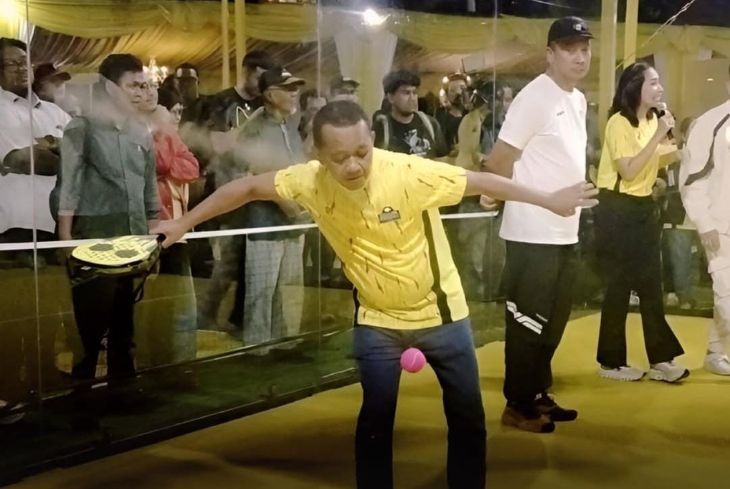Ketua Umum DPP Partai Golkar Bahlil Lahadalia meresmikan lapangan padel “Yellow Racquet Club” di halaman Kantor DPP Golkar. Foto: IG @fakta.jakarta