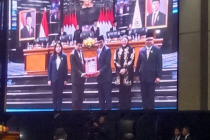 Ketua DPRD DKI Jakarta, Khoirudin bersama gubernur DKI Jakarta, Pramono Anung dalam sidang paripurna.(Foto sofian/ipol.id)