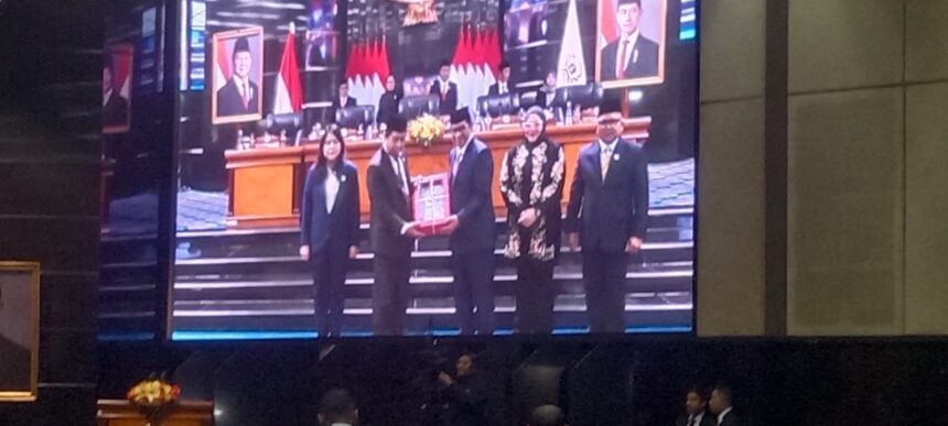 Ketua DPRD DKI Jakarta, Khoirudin bersama gubernur DKI Jakarta, Pramono Anung dalam sidang paripurna.(Foto sofian/ipol.id)