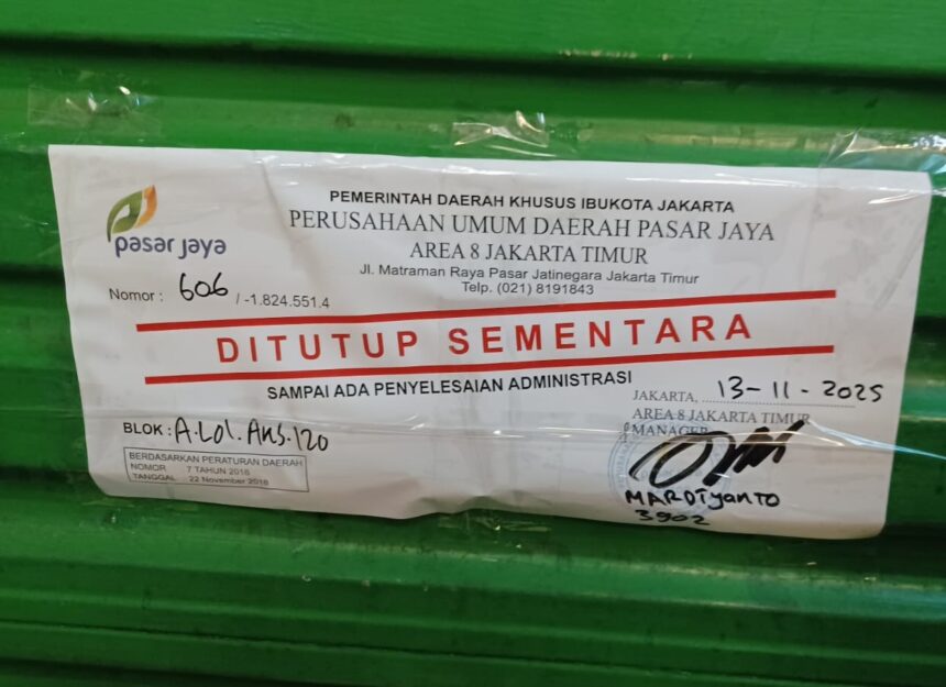 Perumda Pasar Jaya melalui pengelola Pasar Pramuka menempelkan stiker penutupan sementara kios pedagang yang tidak membayar sewa, Kamis (13/11/2025). Foto: Joesvicar Iqbal/ipol.id