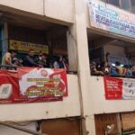 Suasana para pedagang Pasar Pramuka, Jakarta Timur memasang spanduk bertuliskan "Kami Mendukung Revitalisasi Pasar Pramuka Tapi Dengan Harga Yang Pantas dan Wajar", Kamis (13/11/2025). Foto: Joesvicar Iqbal/ipol.id