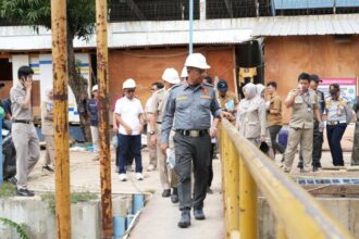 Wali Kota Jakarta Timur (Jaktim), Munjirin bersama Kepala Suku Dinas SDA Jakarta Timur, Abdul Rauf Gaffar dan jajaran Pemkot saat meninjau pembangunan dua waduk di wilayah Kecamatan Cipayung, dan Pasar Rebo, Selasa (11/11/2025). Foto: Ist