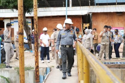 Wali Kota Jakarta Timur (Jaktim), Munjirin bersama Kepala Suku Dinas SDA Jakarta Timur, Abdul Rauf Gaffar dan jajaran Pemkot saat meninjau pembangunan dua waduk di wilayah Kecamatan Cipayung, dan Pasar Rebo, Selasa (11/11/2025). Foto: Ist