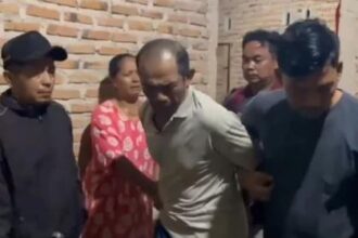 Polisi saat menangkap pria yang membunuh saudara iparnya di Padang Pariaman. (Foto: Ist)