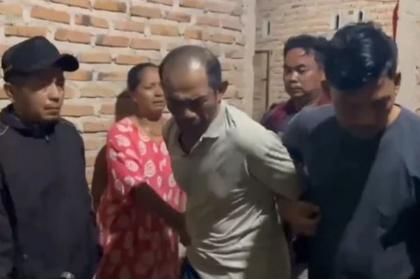 Polisi saat menangkap pria yang membunuh saudara iparnya di Padang Pariaman. (Foto: Ist)