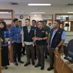 Tim penyidik Kejaksaan Negeri (Kejari) Jakarta Timur saat melakukan penggeledahan di Kantor Pemkot Administrasi Jakarta Timur, untuk mengusut dugaan korupsi proyek pengadaan mesin jahit senilai Rp9 miliar, Senin (10/11/2025). Foto: Ist