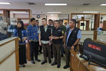 Tim penyidik Kejaksaan Negeri (Kejari) Jakarta Timur saat melakukan penggeledahan di Kantor Pemkot Administrasi Jakarta Timur, untuk mengusut dugaan korupsi proyek pengadaan mesin jahit senilai Rp9 miliar, Senin (10/11/2025). Foto: Ist