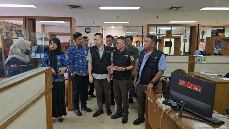 Tim penyidik Kejaksaan Negeri (Kejari) Jakarta Timur saat melakukan penggeledahan di Kantor Pemkot Administrasi Jakarta Timur, untuk mengusut dugaan korupsi proyek pengadaan mesin jahit senilai Rp9 miliar, Senin (10/11/2025). Foto: Ist