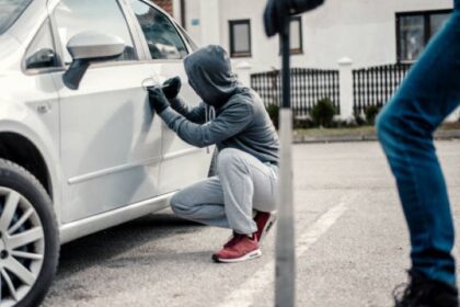 Ilustrasi, Suami istri nekat mencuri mobiKarya:dardespotl di Rest Area Cibubur. Foto: Istcok @dardespot