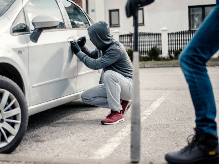 Ilustrasi, Suami istri nekat mencuri mobiKarya:dardespotl di Rest Area Cibubur. Foto: Istcok @dardespot