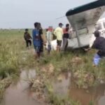 Pesawat jenis GA8 Airvan jatuh di areal persawahan di Kampung Ceplik, Desa Kertawaluya, Kecamatan Tirtamulya, Karawang, Jawa Barat, Jumat 21 November 2025. Foto: Tangkapan Layar X