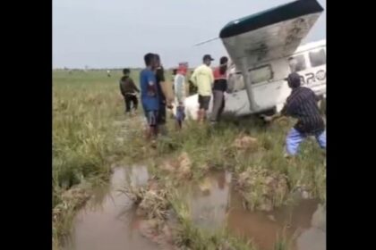 Pesawat jenis GA8 Airvan jatuh di areal persawahan di Kampung Ceplik, Desa Kertawaluya, Kecamatan Tirtamulya, Karawang, Jawa Barat, Jumat 21 November 2025. Foto: Tangkapan Layar X