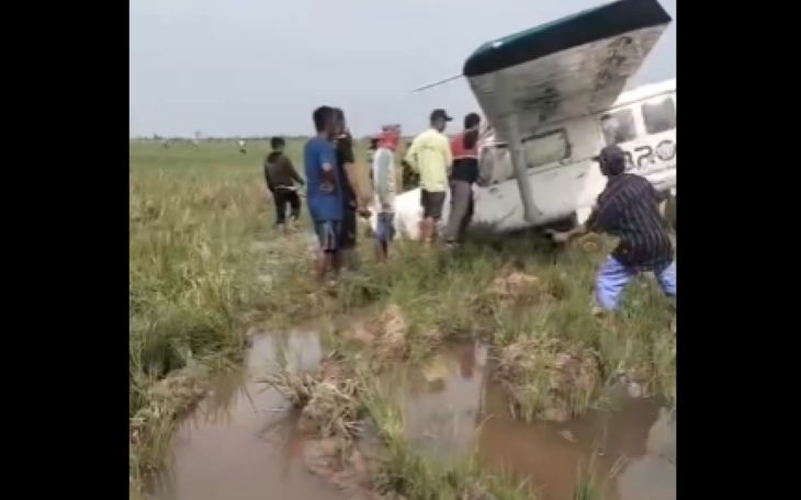 Pesawat jenis GA8 Airvan jatuh di areal persawahan di Kampung Ceplik, Desa Kertawaluya, Kecamatan Tirtamulya, Karawang, Jawa Barat, Jumat 21 November 2025. Foto: Tangkapan Layar X