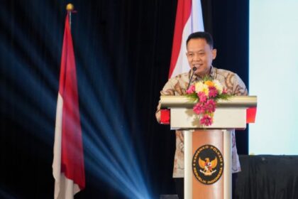 Deputi Bidang Koordinasi Pertahanan Negara dan Kesatuan Bangsa Kemenko Polkam, Mayjen TNI Purwito Hadi Wardhono, saat membuka Rapat Koordinasi Nasional (Rakornas) Sinkronisasi Tata Ruang Pertahanan di Surabaya, Rabu (12/11/2025). Foto: Dok Kemenkopolkam