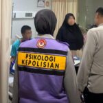 Biro Psikologi SSDM Polri dan Bagian Psikologi Biro SDM Polda Metro Jaya sejak Jumat (7/11/2025) malam hingga Minggu (9/11) hari ini, melanjutkan pendampingan psikososial dan bantuan awal psikologis, dipimpin oleh BJP Yohanes Ragil dari Biro Psikologi SSDM Polri. Foto: Ist