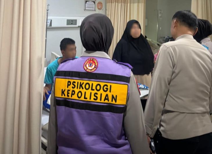 Biro Psikologi SSDM Polri dan Bagian Psikologi Biro SDM Polda Metro Jaya sejak Jumat (7/11/2025) malam hingga Minggu (9/11) hari ini, melanjutkan pendampingan psikososial dan bantuan awal psikologis, dipimpin oleh BJP Yohanes Ragil dari Biro Psikologi SSDM Polri. Foto: Ist