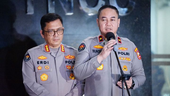 Karopenmas Divhumas Polri, Brigjen Pol Trunoyudo Wisnu Andiko didampingi Kombes Erdi A Chaniago, Kabag Penum Divhumas Polri, Jumat (14/11/2025). Foto: Ist