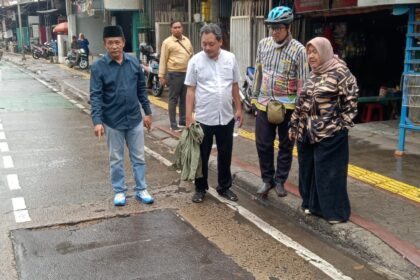 Anggota DPRD DKI Fraksi Demokrat, Neneng Hasanah saat melakukan pengecekan jalan berlubang dan pohon besar di Jalan Perintis Kemerdekaan, Jakarta Utara.(foto sofian/ipol.id)