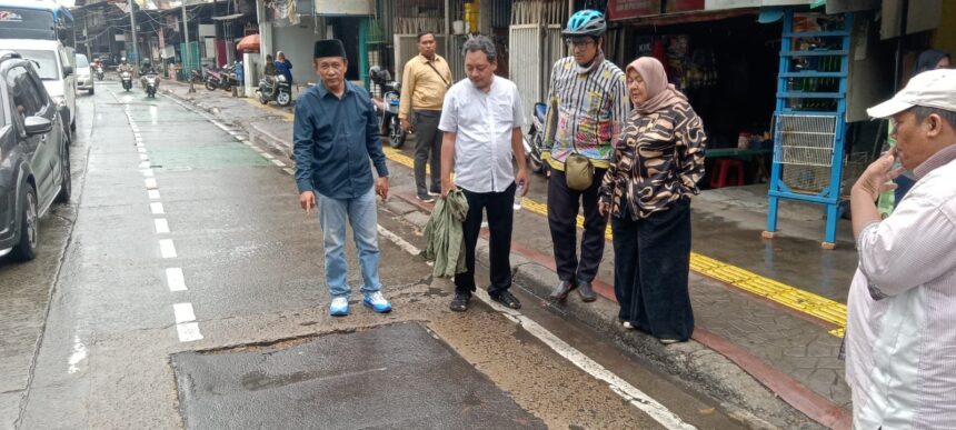 Anggota DPRD DKI Fraksi Demokrat, Neneng Hasanah saat melakukan pengecekan jalan berlubang dan pohon besar di Jalan Perintis Kemerdekaan, Jakarta Utara.(foto sofian/ipol.id)