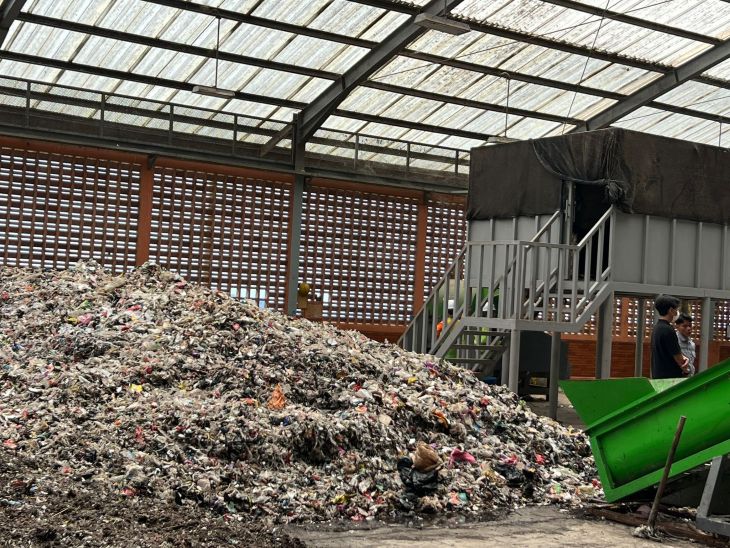 Tumpukan hasil olahan sampah di Tempat Pembuangan Sampah Terpadu (TPST) Sentiong, Jawa Barat.