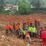 Sejumlah anggota Polri dikerahkan memperkuat operasi pencarian dan pertolongan korban tertimbun pasca longsor melanda Dusun Tarukahan dan Dusun Cibuyut, Desa Cibeunying, Kecamatan Majenang, Kabupaten Cilacap, Jawa Tengah, Jumat (14/11/2025). Foto: Ist