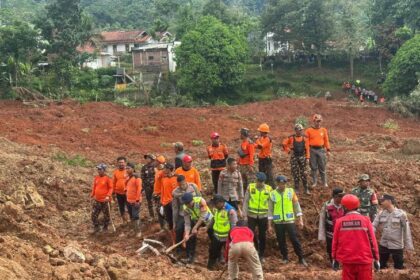 Sejumlah anggota Polri dikerahkan memperkuat operasi pencarian dan pertolongan korban tertimbun pasca longsor melanda Dusun Tarukahan dan Dusun Cibuyut, Desa Cibeunying, Kecamatan Majenang, Kabupaten Cilacap, Jawa Tengah, Jumat (14/11/2025). Foto: Ist
