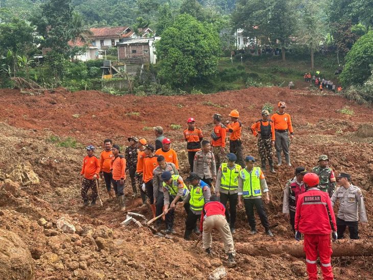Sejumlah anggota Polri dikerahkan memperkuat operasi pencarian dan pertolongan korban tertimbun pasca longsor melanda Dusun Tarukahan dan Dusun Cibuyut, Desa Cibeunying, Kecamatan Majenang, Kabupaten Cilacap, Jawa Tengah, Jumat (14/11/2025). Foto: Ist