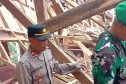Atap ruang kelas SDN Najaten 1 Garut ambruk, beruntung peristiwa terjadi saat sekolah kosong. Foto: IG @harewosgarut