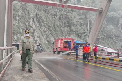 Deputi Bidang Sistem dan Strategi BNPB Raditya Jati meninjau salah satu lokasi terdampak pascaerupsi Gunung Semeru, pada Kamis (20/11/2025). Foto: Ist