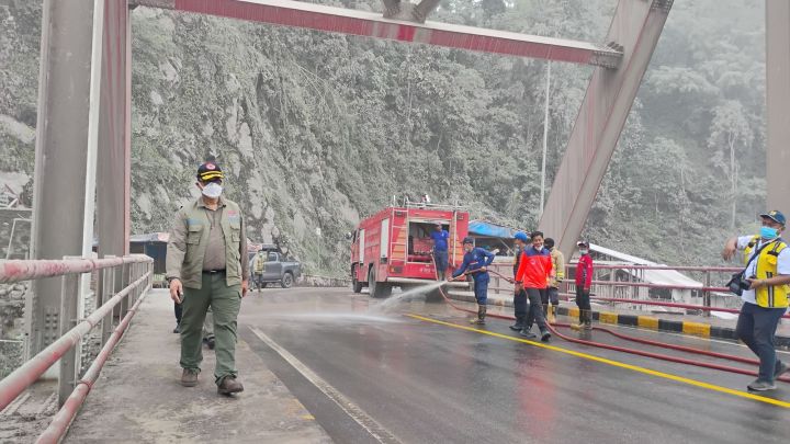 Deputi Bidang Sistem dan Strategi BNPB Raditya Jati meninjau salah satu lokasi terdampak pascaerupsi Gunung Semeru, pada Kamis (20/11/2025). Foto: Ist