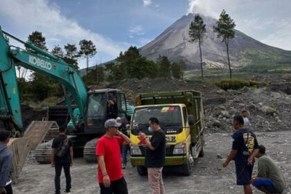 Polisi menggerebek praktik tambang pasir ilegal di lereng Gunung Merapi. Foto: Polri