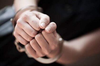 Ilustrasi, Kasus pemerasan terhadap seorang sopir travel di Kabupaten Gowa, Sulawesi Selatan, menyeret empat aparat negara yang diduga terlibat dalam aksi kejahatan tersebut. Foto: Istock @WillSelarep