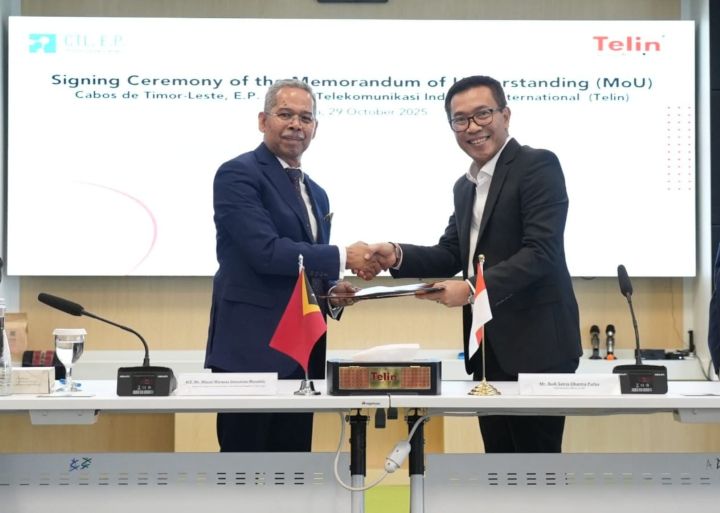 Menteri Transportasi dan Komunikasi / President of the CTL Board Miguel Manetelu (kiri) dan CEO Telin Budi Satria Dharma Purba (kanan) pada acara Penandatanganan Memorandum of Understanding (MoU) kolaborasi pengembangan infrastruktur dan konektivitas digital antara Timor-Leste dan Indonesia di Jakarta, pada Rabu (29/10). Foto: Telkom Indonesia