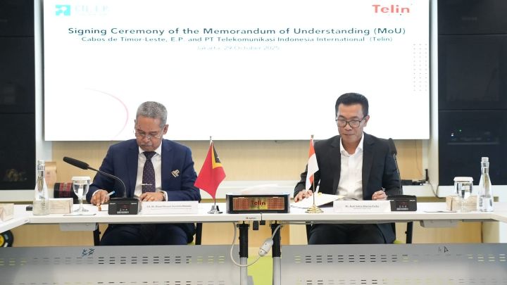 Telin dan Cabos de Timor-Leste, E.P. Tandatangani MoU Perkuat Kolaborasi Bilateral Pengembangan Infrastruktur Digital 2 Menteri Transportasi dan Komunikasi / President of the CTL Board Miguel Manetelu (kiri) dan CEO Telin Budi Satria Dharma Purba (kanan) saat menandatangani Memorandum of Understanding (MoU) kolaborasi pengembangan infrastruktur dan konektivitas digital antara Timor-Leste dan Indonesia di Jakarta, pada Rabu (29/10). Foto: Telkom Indonesia