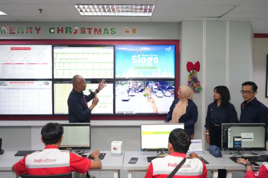 Direktur Utama Telkom Indonesia Dian Siswarini, Komisaris Independen Telkom Ira Noviarti, dan Direktur Human Capital Management Willy Saelan saat melakukan peninjauan langsung kesiapan infrastruktur dan layanan ke Posko TelkomGroup Siaga NATARU 2025/2026 di Telkom Regional III, Malang, pada Senin (15/12). Foto: Telkom Indonesia