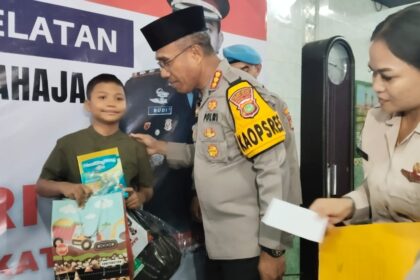 Kapolres Metro Jakarta Selatan, Kombes Pol Nicolas Ary Lilipaly dan jajaran dalam acara khitanan massal di Polres Metro Jakarta Selatan (Jaksel), Kamis (18/12/2025).