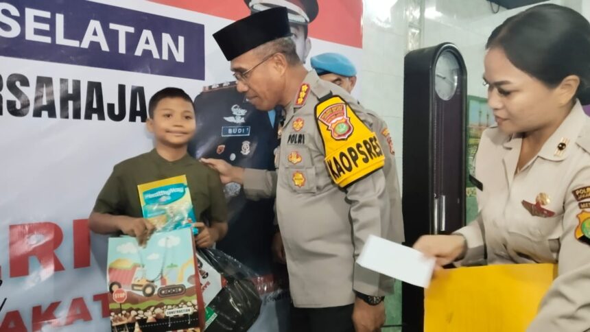 Kapolres Metro Jakarta Selatan, Kombes Pol Nicolas Ary Lilipaly dan jajaran dalam acara khitanan massal di Polres Metro Jakarta Selatan (Jaksel), Kamis (18/12/2025).
