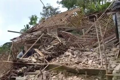 Rumah warga hancur terkenda ledakan, Jumat (12/12/2025) pagi. Foto: TikTok @ponorogocerita