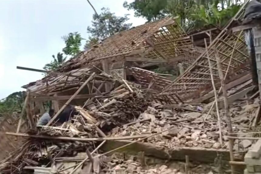 Rumah warga hancur terkenda ledakan, Jumat (12/12/2025) pagi. Foto: TikTok @ponorogocerita