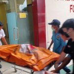 Petugas mengevakuasi jenazah korban kebakaran gedung Terra Drone, Kemayoran, Jakarta Pusat, Selasa (9/12/2025). Foto: Joesvicar Iqbal/dok/ipol.id