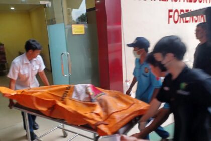 Petugas mengevakuasi jenazah korban kebakaran gedung Terra Drone, Kemayoran, Jakarta Pusat, Selasa (9/12/2025). Foto: Joesvicar Iqbal/dok/ipol.id