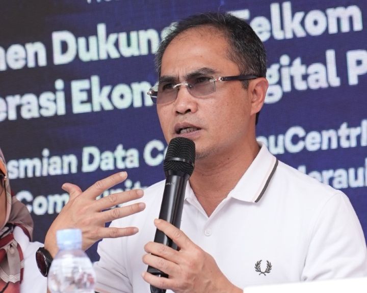 Direktur Wholesale & International Service Telkom Honesti Basyir saat sesi Press Conference acara peresmian fasilitas edge data center neuCentrIX Telkom ke-28 yang berlokasi di Jayapura, Papua pada Kamis (4/12). Foto: Telkom Indonesia