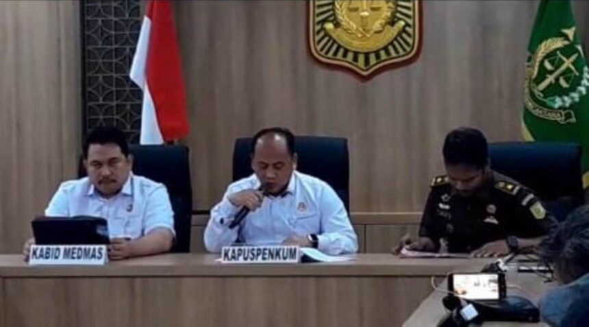 Kapuspenkum Kejaksaan Agung, Anang Supriatna (tengah). Foto: Yudha Krastawan/ipol.id