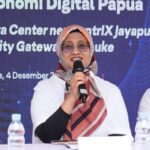 Direktur Utama Telkom Dian Siswarini saat acara Press Conference peresmian fasilitas edge data center neuCentrIX Telkom ke-28 yang berlokasi di Jayapura, Papua pada Kamis (4/12). Foto: Telkom Indonesia