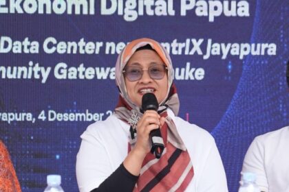 Direktur Utama Telkom Dian Siswarini saat acara Press Conference peresmian fasilitas edge data center neuCentrIX Telkom ke-28 yang berlokasi di Jayapura, Papua pada Kamis (4/12). Foto: Telkom Indonesia
