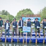 EVP Telkom Regional II Edie Kurniawan (tengah), Pembina Telkom Connect Kuncoro Wastuwibowo (ketiga dari kanan), dan GM Witel Jakarta Centrum Muskab Muzakkar (kedua dari kiri), beserta Perwakilan Pemerintah Kota Jakarta Utara dan jajaran pada acara “Earth Mission - Mangrove Chapter” yang dilaksanakan di Kawasan Hutan Lindung Angke Kapuk, Jakarta Utara pada beberapa waktu yang lalu. Foto: Telkom Indonesiaa