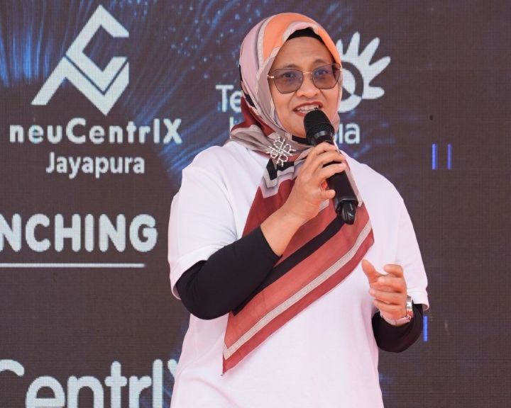 Direktur Utama Telkom Dian Siswarini saat acara Press Conference peresmian fasilitas edge data center neuCentrIX Telkom ke-28 yang berlokasi di Jayapura, Papua pada Kamis (4/12). Foto: Telkom Indonesia