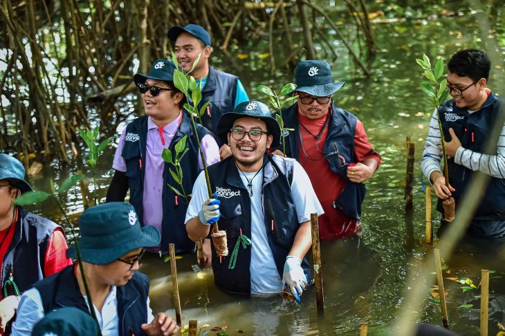 Penanaman Mangrove oleh relawan pada acara “Earth Mission - Mangrove Chapter” yang dilaksanakan di Kawasan Hutan Lindung Angke Kapuk, Jakarta Utara pada beberapa waktu yang lalu. Foto: Telkom Indonesia